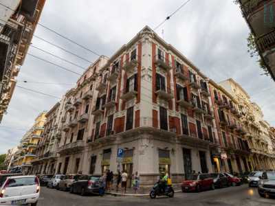 � il caso ad esempio della �gioielleria Loseto� posta alla base di un rosso palazzo liberty con fregi e volti apotropaici bianchi